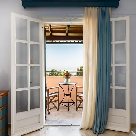 Nikiforos Apartments, Mesongi *